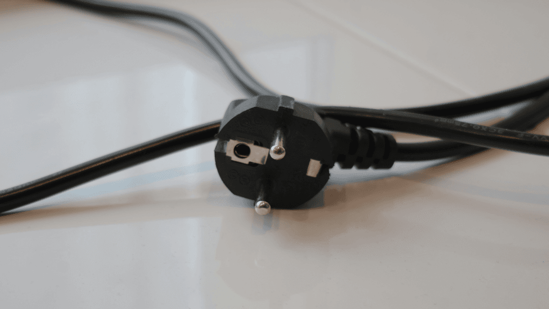 en-svart-elkabel-pa-en-ljus-yta